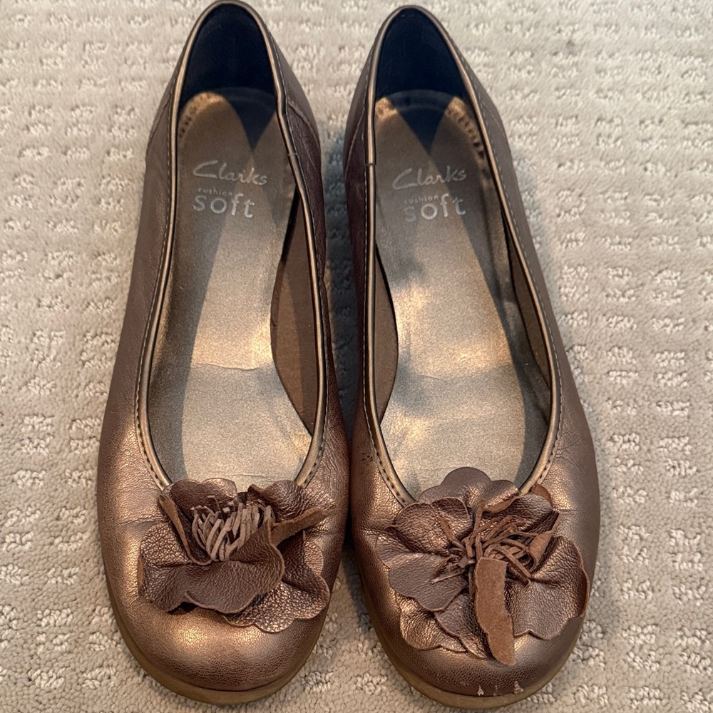 Clarks Soft Women's Metallic Bronze Leather  Flats with Floral Accent 7.5